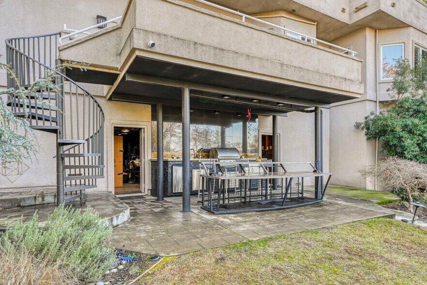 Building Photo - 8985 Vista de Lago Ct