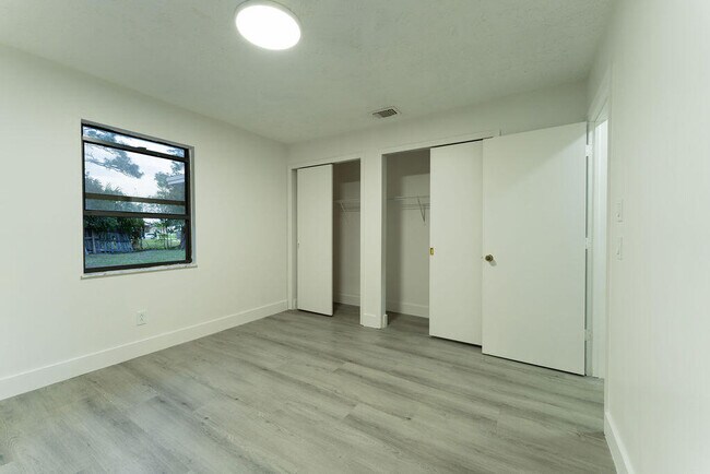 Building Photo - 1181 SW Sarto Ln