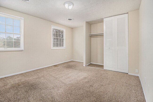 Building Photo - 4 Bedroom 2.5 Bath House