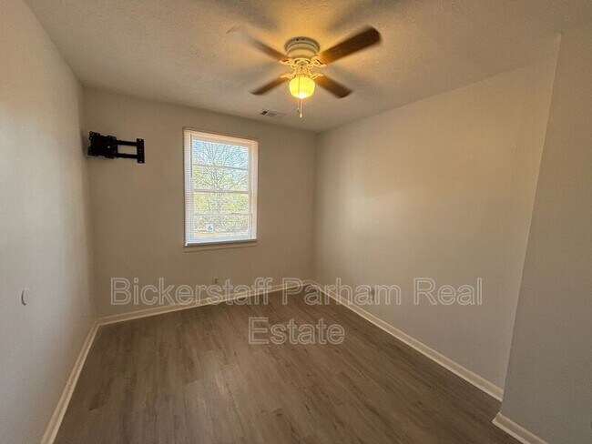 Building Photo - 231 17th Ave S