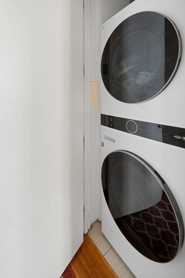 Building Photo - 624 N May St