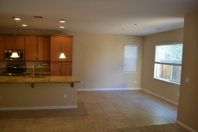 Building Photo - Beautiful 3 bedroom home available in Sout...