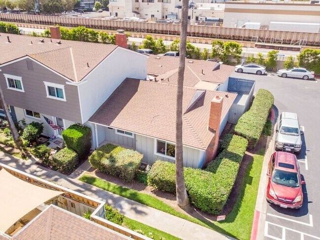 Building Photo - Walk to the Beach