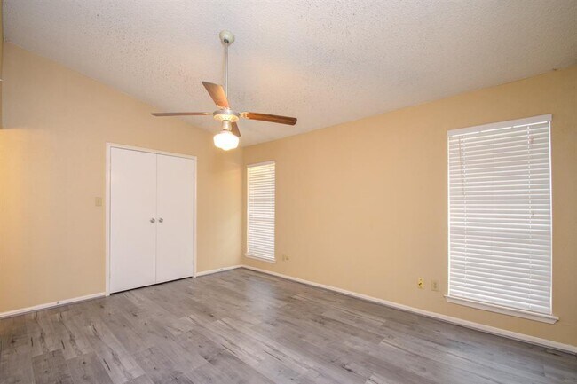 Building Photo - 10615 Briar Forest Dr