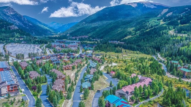 Building Photo - Evolve Real Estate: 6 Mos Lease Only Large Fully Furnished Condo Walking Distance to Keystone Vil...