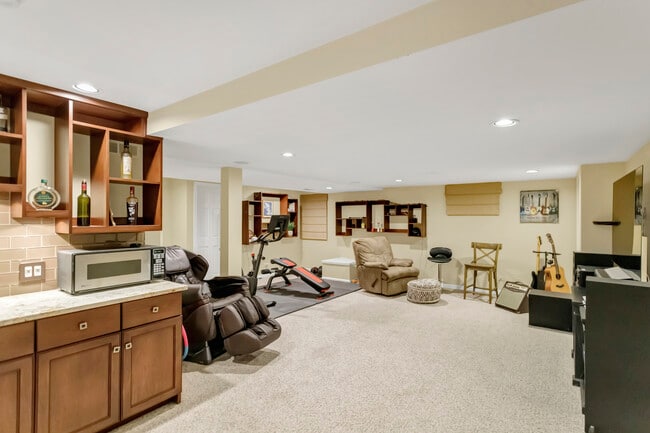 Building Photo - 985 Chapel Ct N