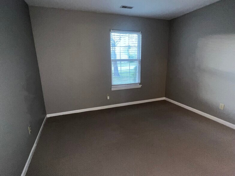 Guest Bedroom 1 - 227 Lakemoore St