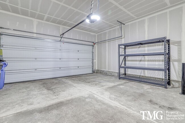 Building Photo - 3 Bed 2.5 Bath Townhome on a Corner Lot in...