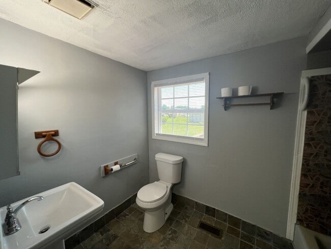 Building Photo - 1550 Old Dover Rd