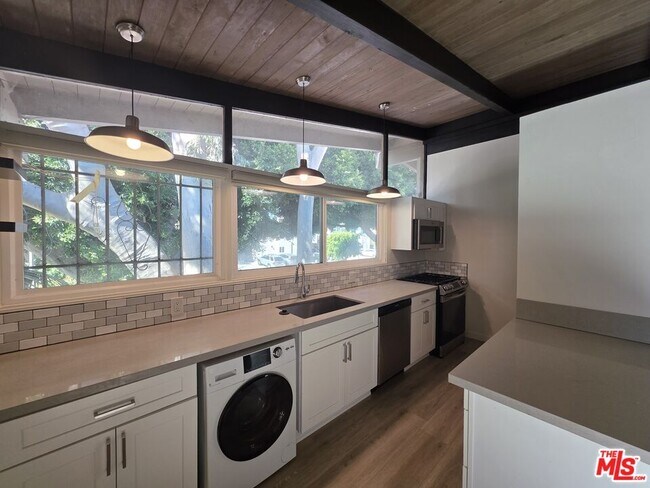 Building Photo - 11021 Missouri Ave