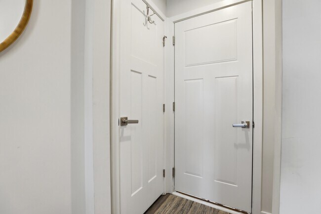 Building Photo - 4915 Crest View Dr