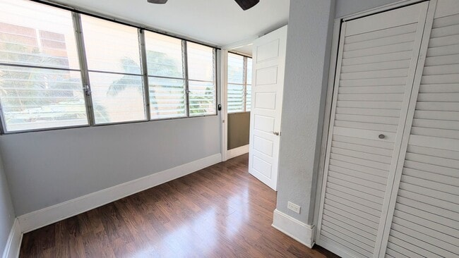 Building Photo - 1 Bed 1 Bath with Den at Waikiki Imperial Apt.