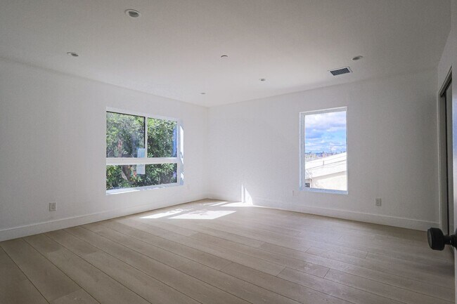 Building Photo - Live Large in NoHo: 5 Bed, 4 Bath + Roofto...