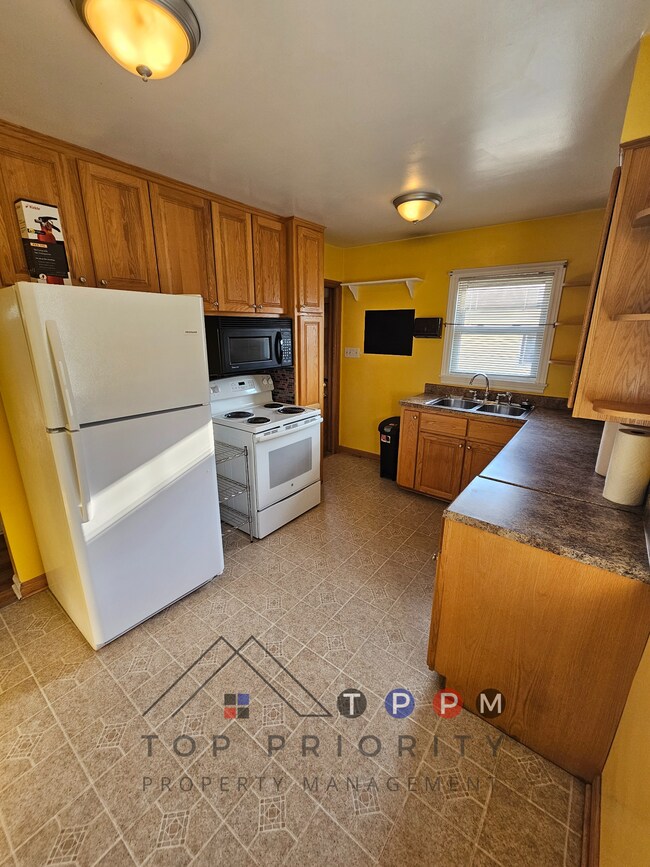 Building Photo - 1212 35th St NE