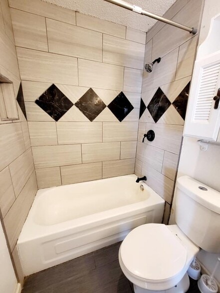 Building Photo - 4016 Eastridge Dr