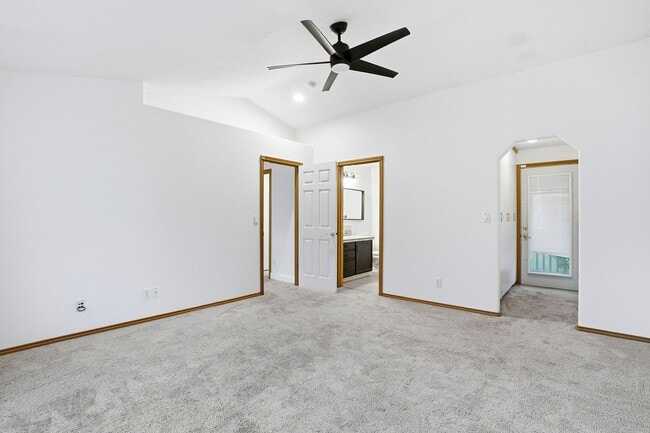 Building Photo - 10931 SE Henderson Dr