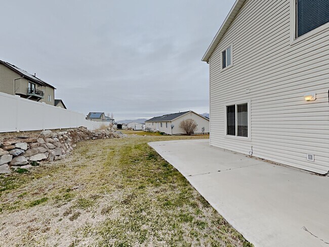 Building Photo - 3721 Lake Vista Dr