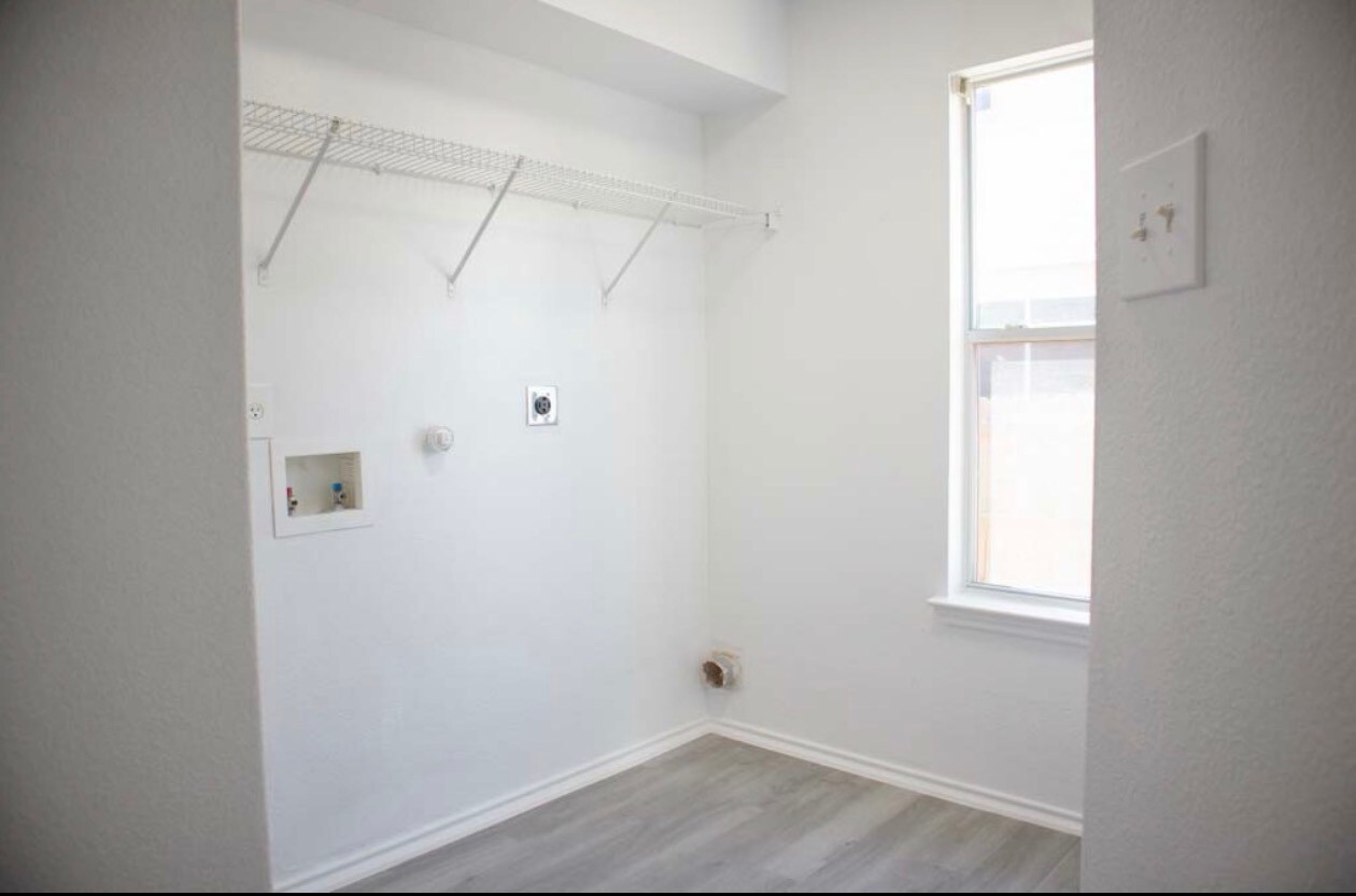 Building Photo - 9135 Granite Woods