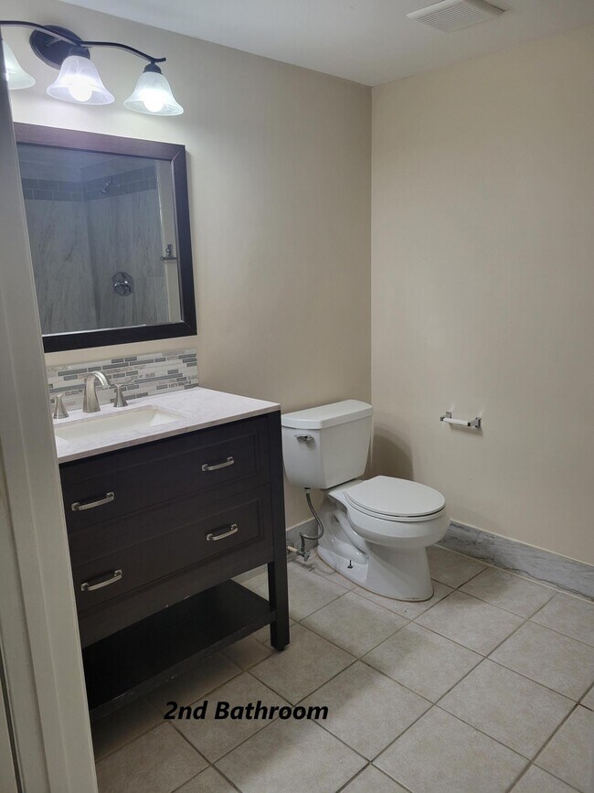 Building Photo - 1400 Crestwood Ct S