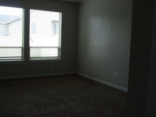 Building Photo - Beautiful  4 bed, 2.5 bath 2 car with extra deep bay and an additional office