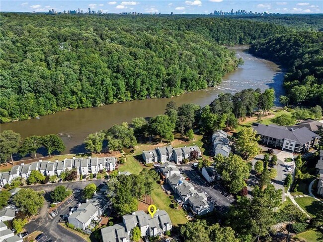 Building Photo - 1028 Riverbend Club Dr SE