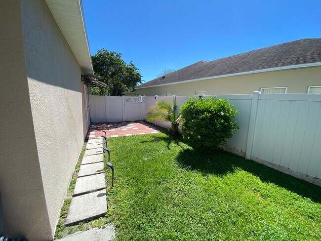 Building Photo - 4/3 Kissimmee Home with Guest-Suite