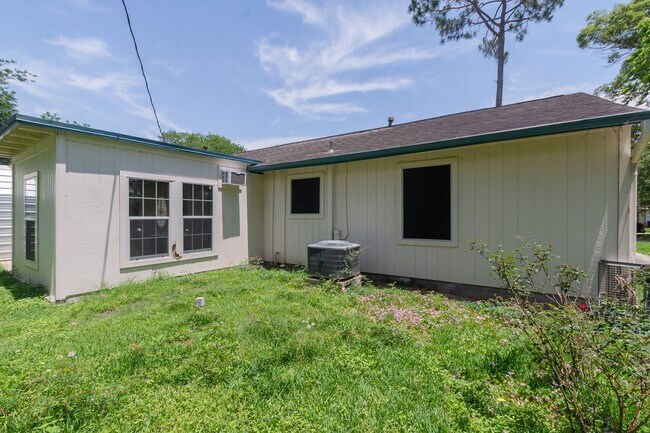Building Photo - 1737 S Park