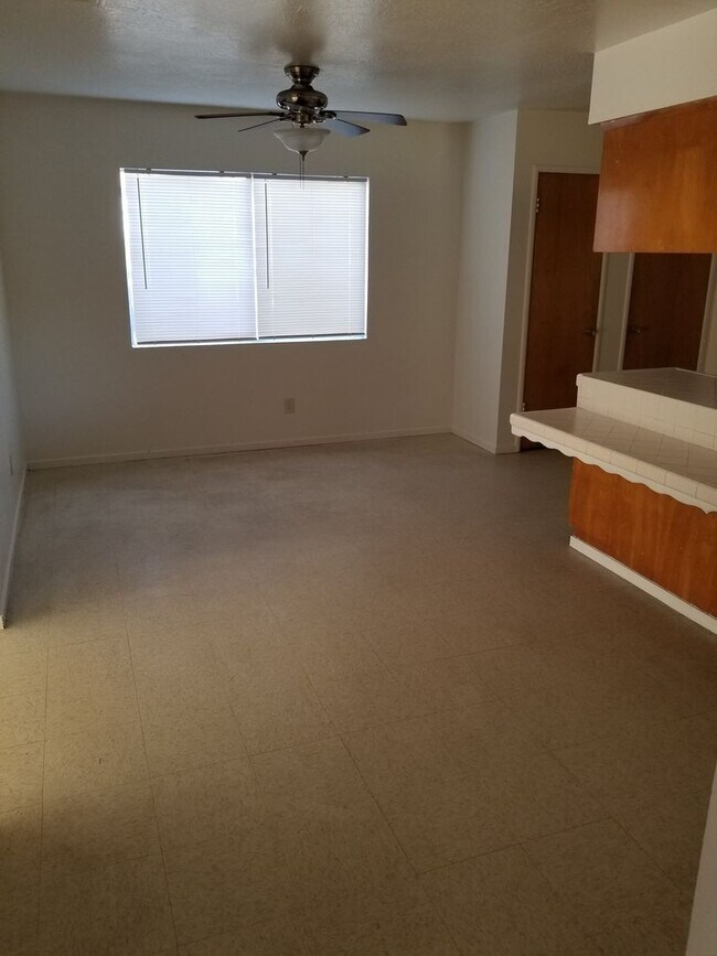 Building Photo - 3 Bedroom 2 Bathroom Home for Rent in Hanford
