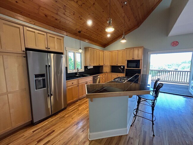 Building Photo - Central AVL - Custom Built, Made for Enter...