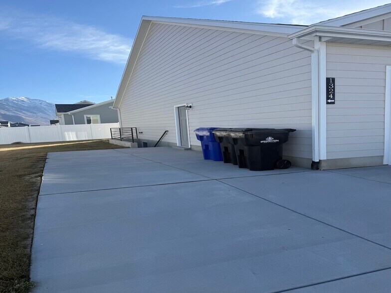 Driveway Tandem Parking - 1322 E 750 S