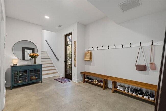 Building Photo - 304 Mado Ln