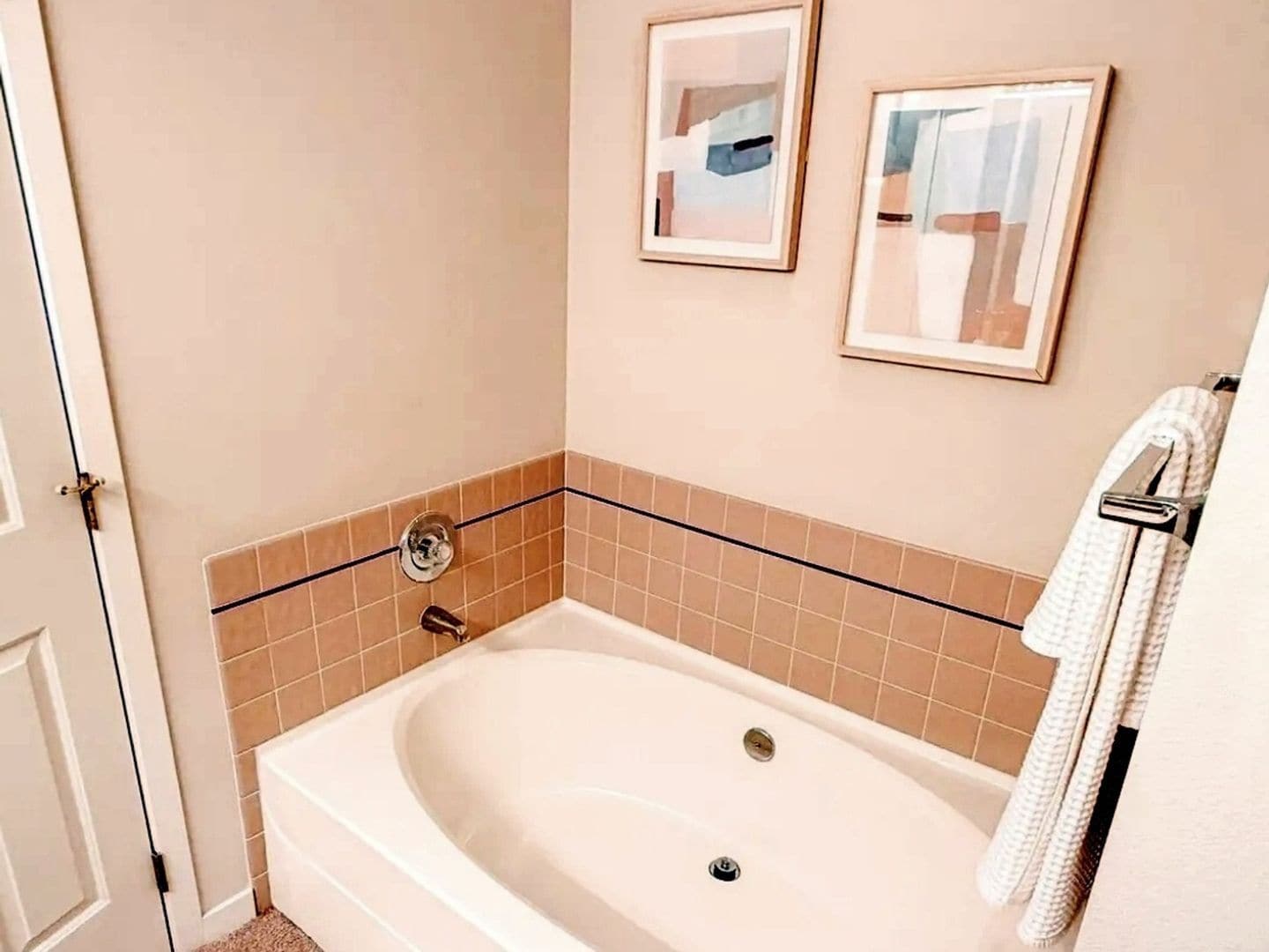 Building Photo - 60 Fairway Ln