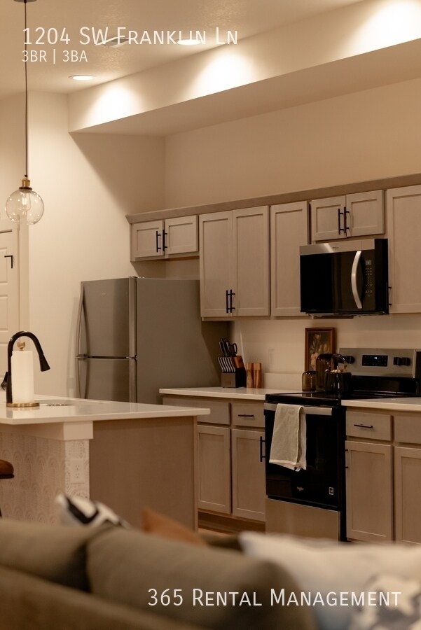 Building Photo - 1204 SW Franklin Dr