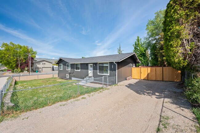 Building Photo - 1301 Clements Cir