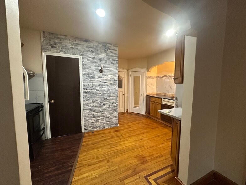 Building Photo - 4115 L St