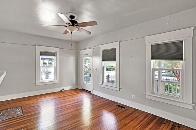 Building Photo - 4 bedroom 3 bath Springfield home