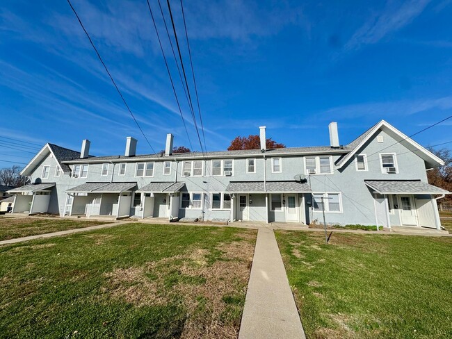 Building Photo - Updated 2BR Townhome Across from Stephens Park