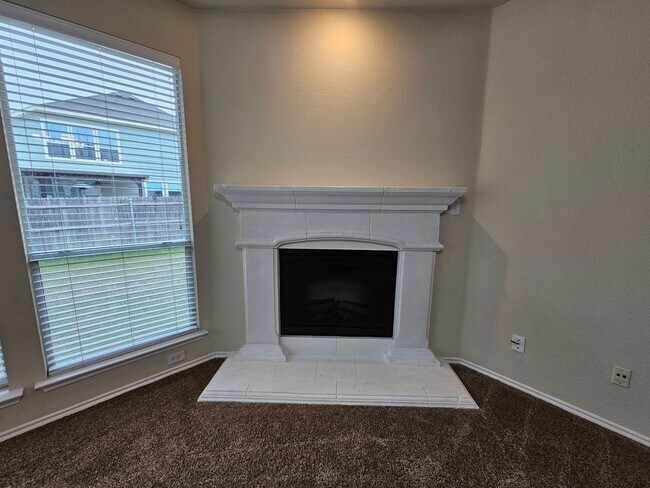 Building Photo - Available now ready for immediate move in