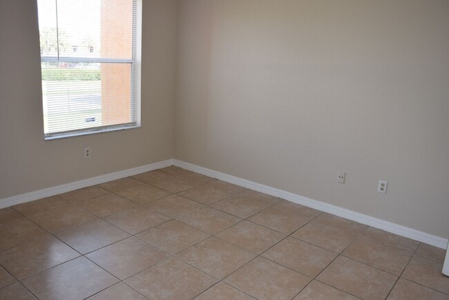 Building Photo - Prime Location in Orlando! Gated Community...