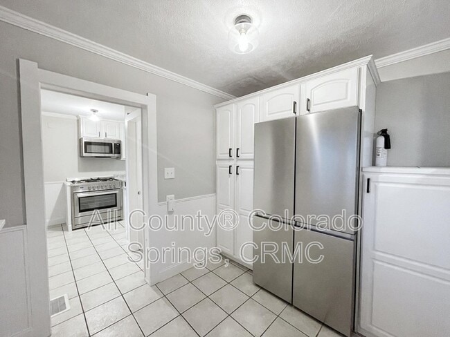 Building Photo - 2003 N El Paso St