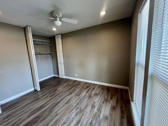 Building Photo - 5472 Roundtree Pl