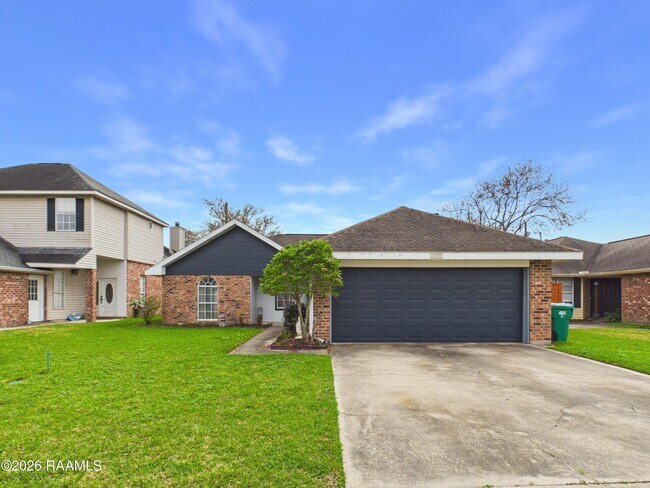 Building Photo - 115 La Rue Vil