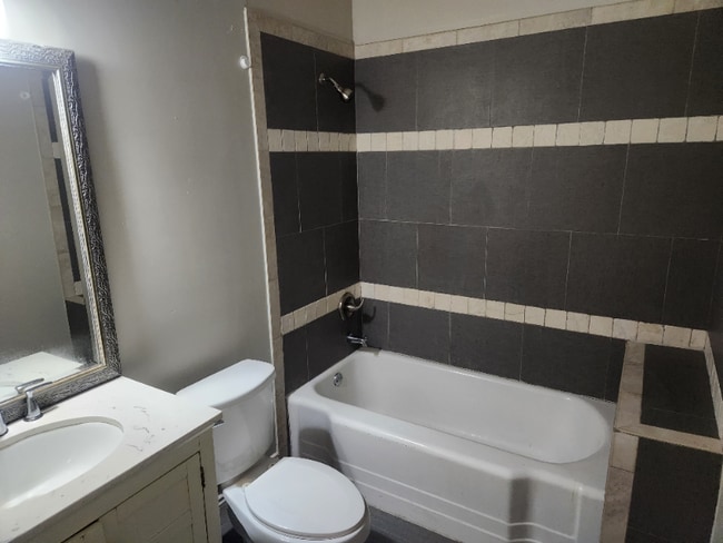 Building Photo - 136 E Washington St