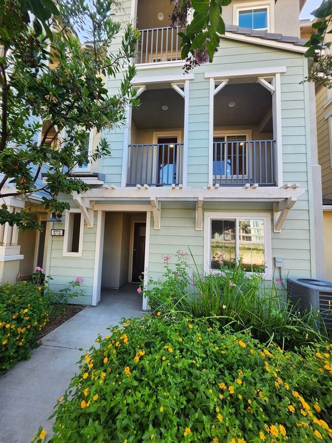 Primary Photo - Gorgeous Tri-level Townhouse 3 beds 3 1/2 ...
