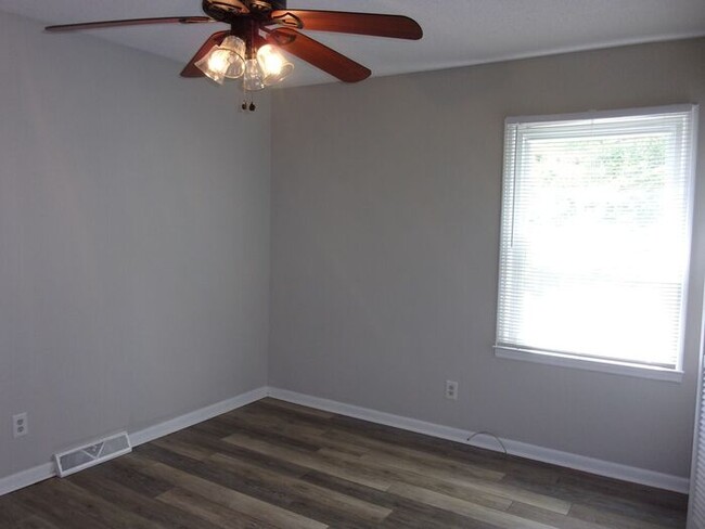 Building Photo - Spacious 2 Bedroom 1 Bath Duplex Minutes t...