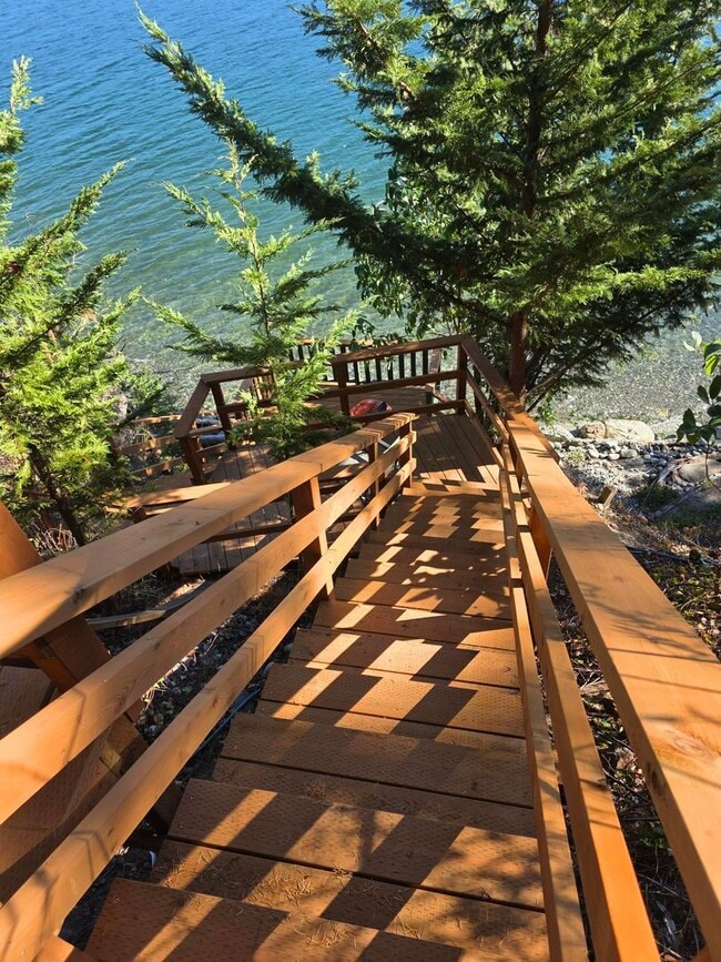 Building Photo - Waterfront Home in Illahee!
