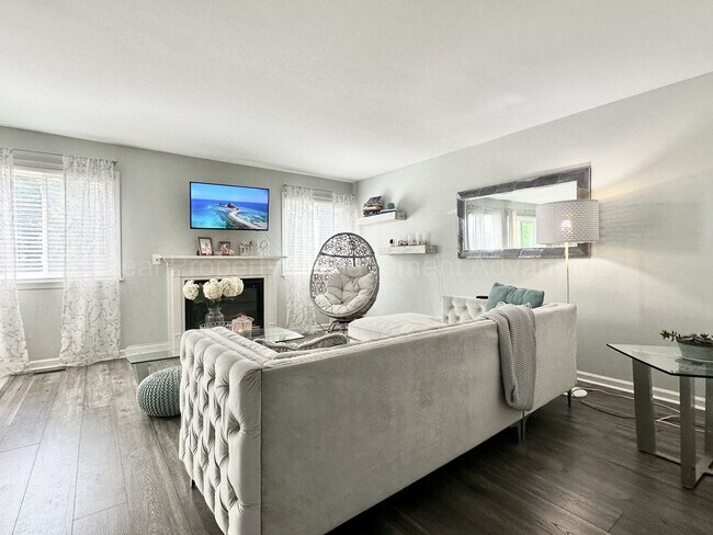 Building Photo - Beautifully Updated 2-Bedroom Townhouse w/ Finished Basement - Close to Royal Oak, Ferndale, Plea...