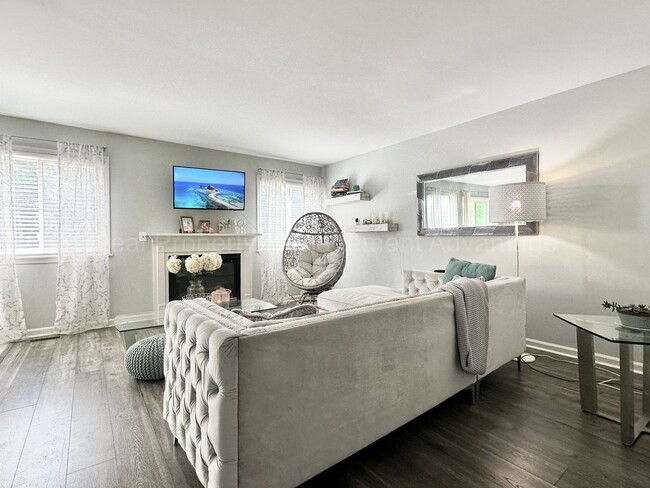 Building Photo - Beautifully Updated 2-Bedroom Townhouse w/...