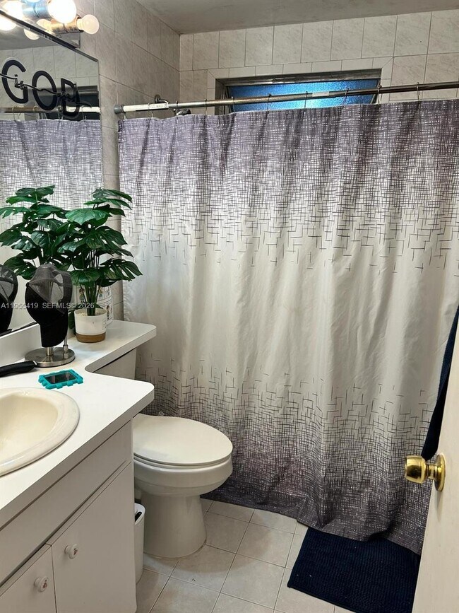 Building Photo - 1560 W 46th St