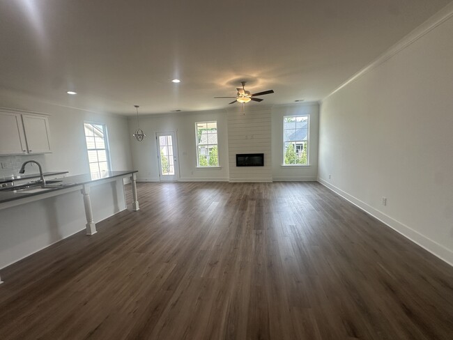 Building Photo - 1541 Lake Dr